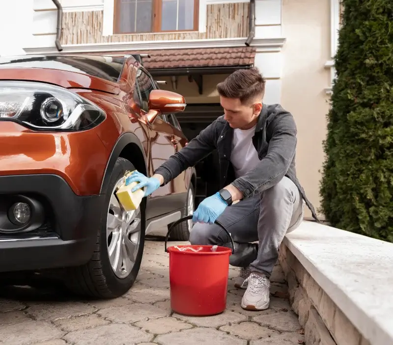 Lavage auto à domicile Bédouès-Cocurès : professionnel intervenant sur un véhicule